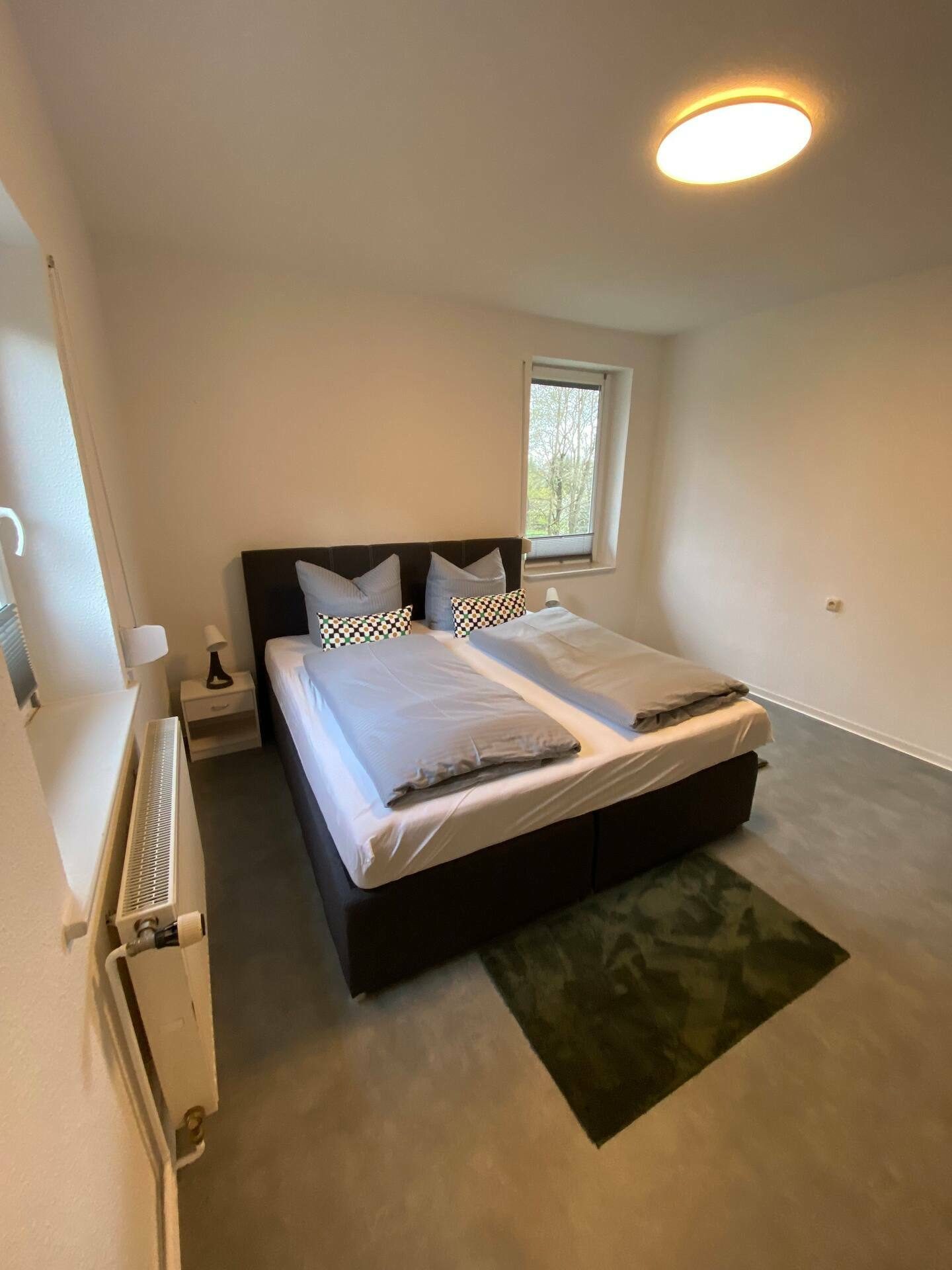 Schlafzimmer mit Doppelbett