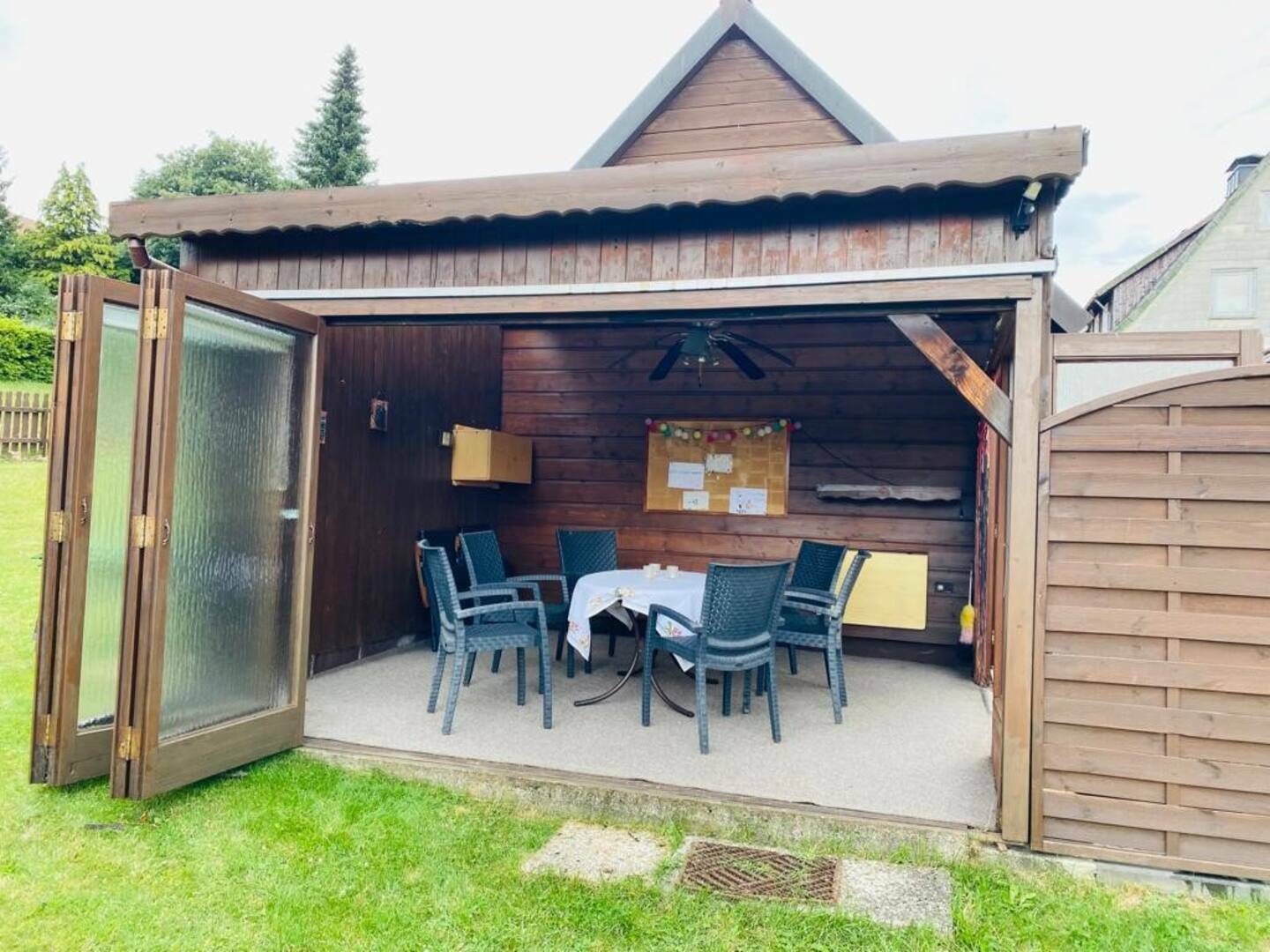 Überdachter Gartenpavillon mit Sitzgruppe