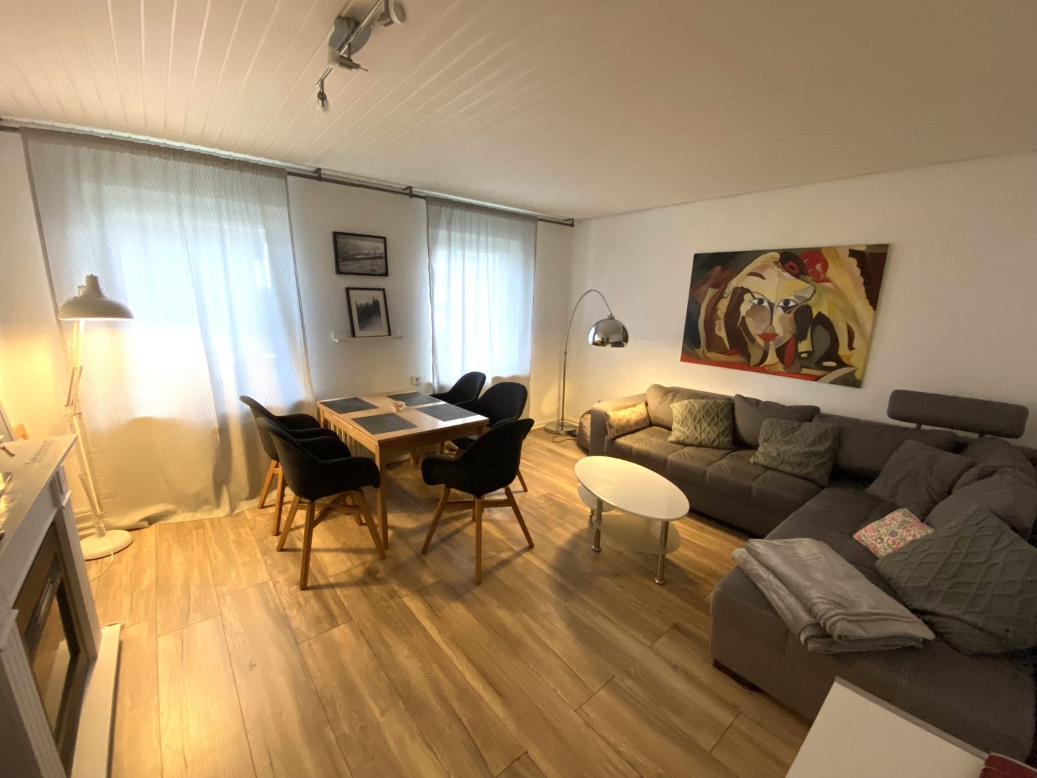 Wohnzimmer mit Essplatz und Ecksofa