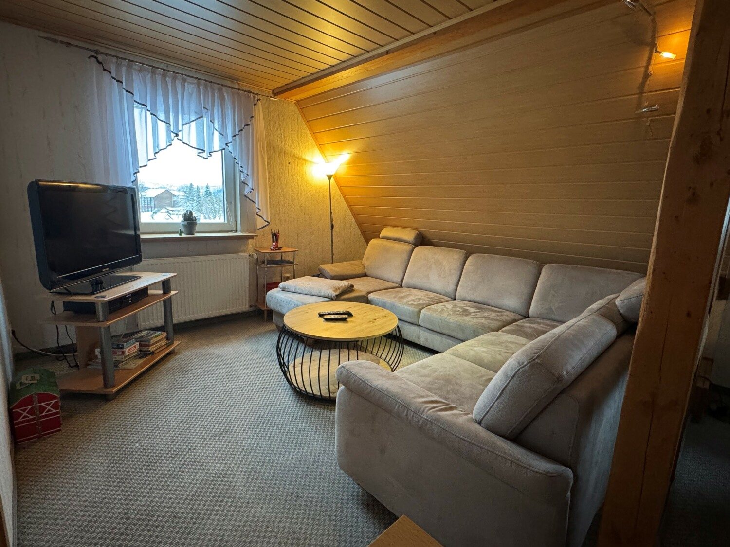 Wohnzimmer mit Dachschräge und Ecksofa