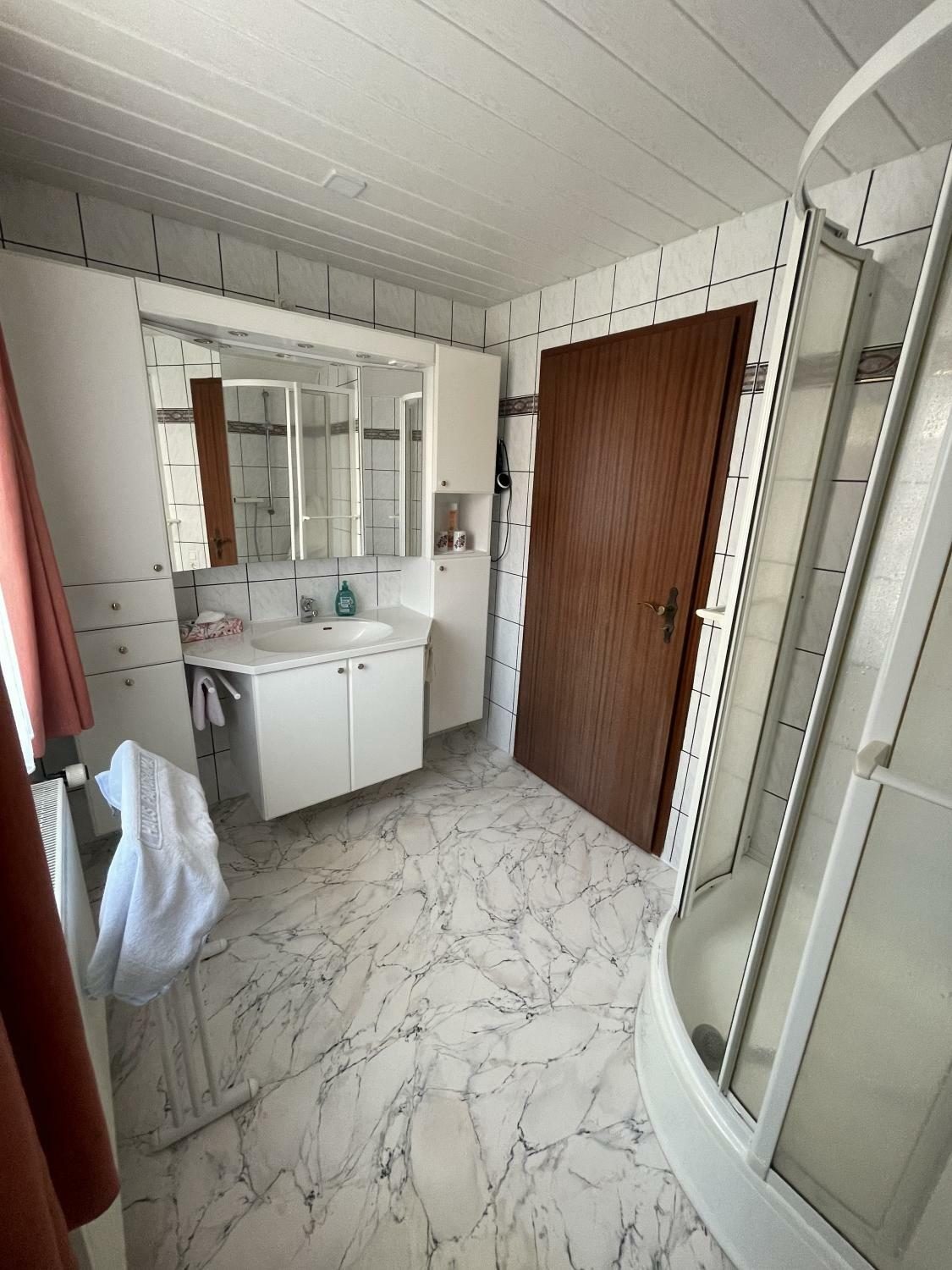 Badezimmer mit Dusche und Waschtisch