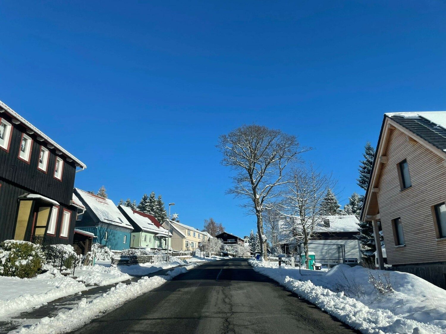 Verschneite Straße in Hohegeiß