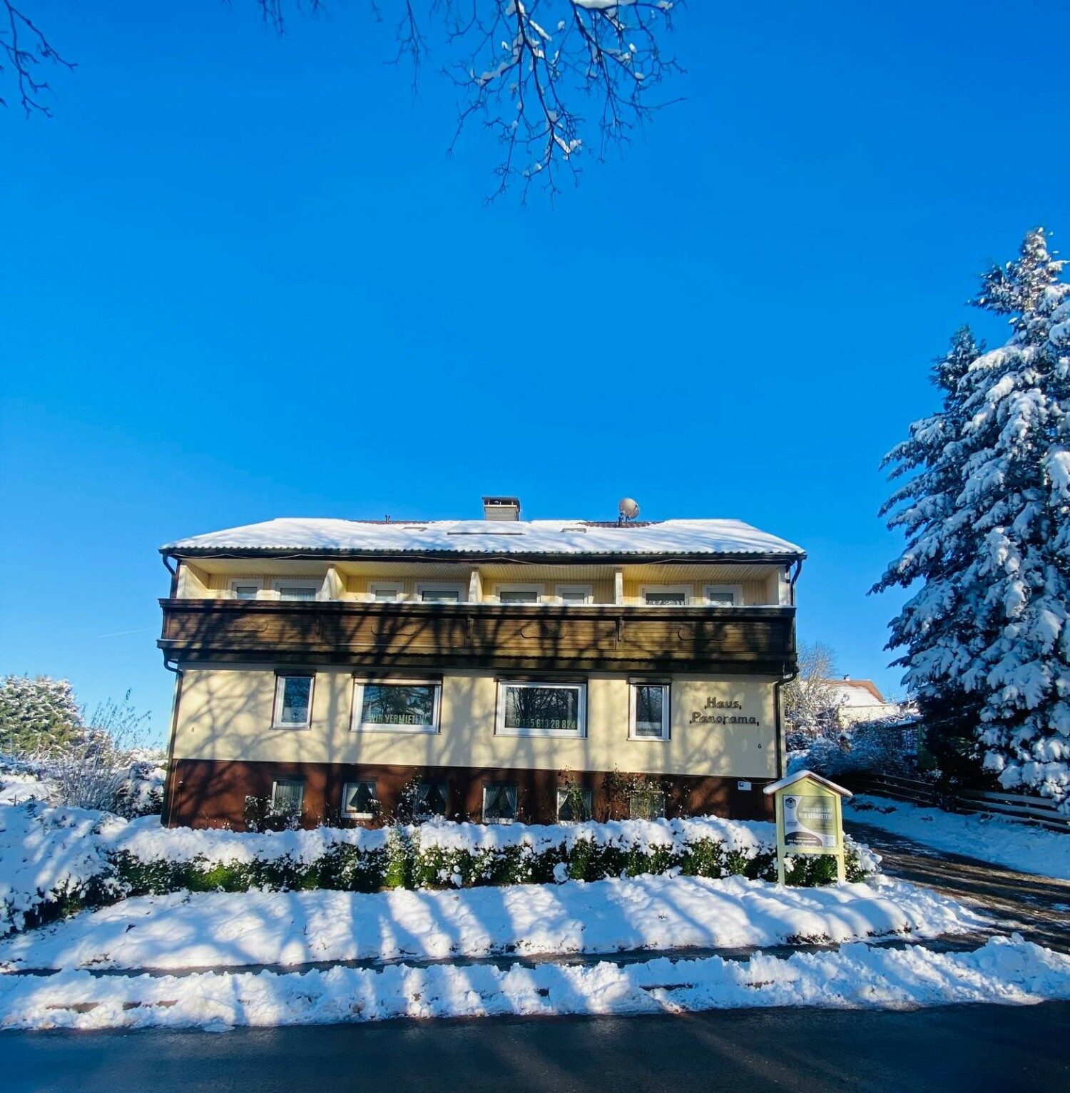 Haus Panorama im Winter unter blauem Himmel