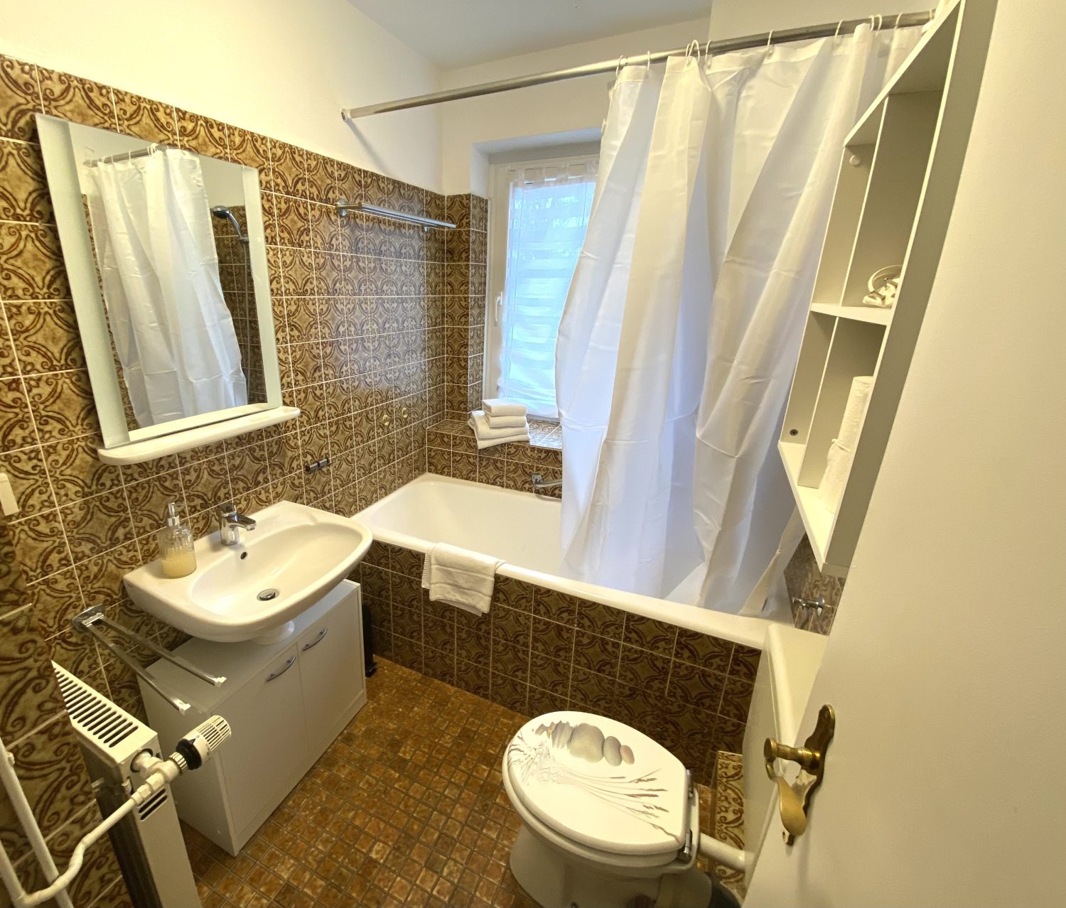 Badezimmer mit Badewanne