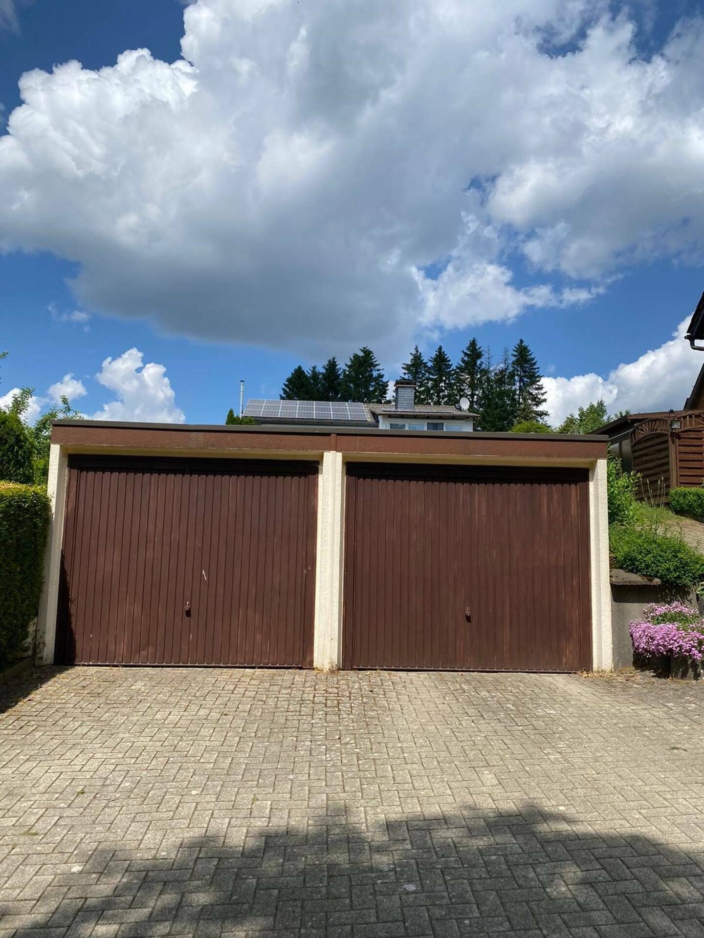 Garagen mit gepflastertem Vorplatz