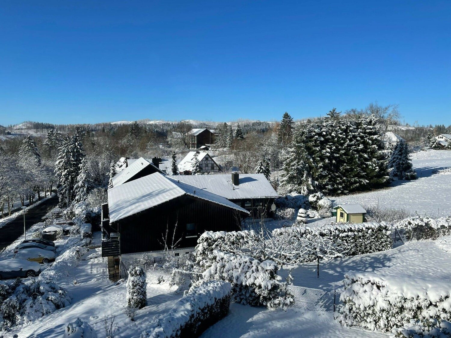 Winterblick über Dächer und verschneite Landschaft