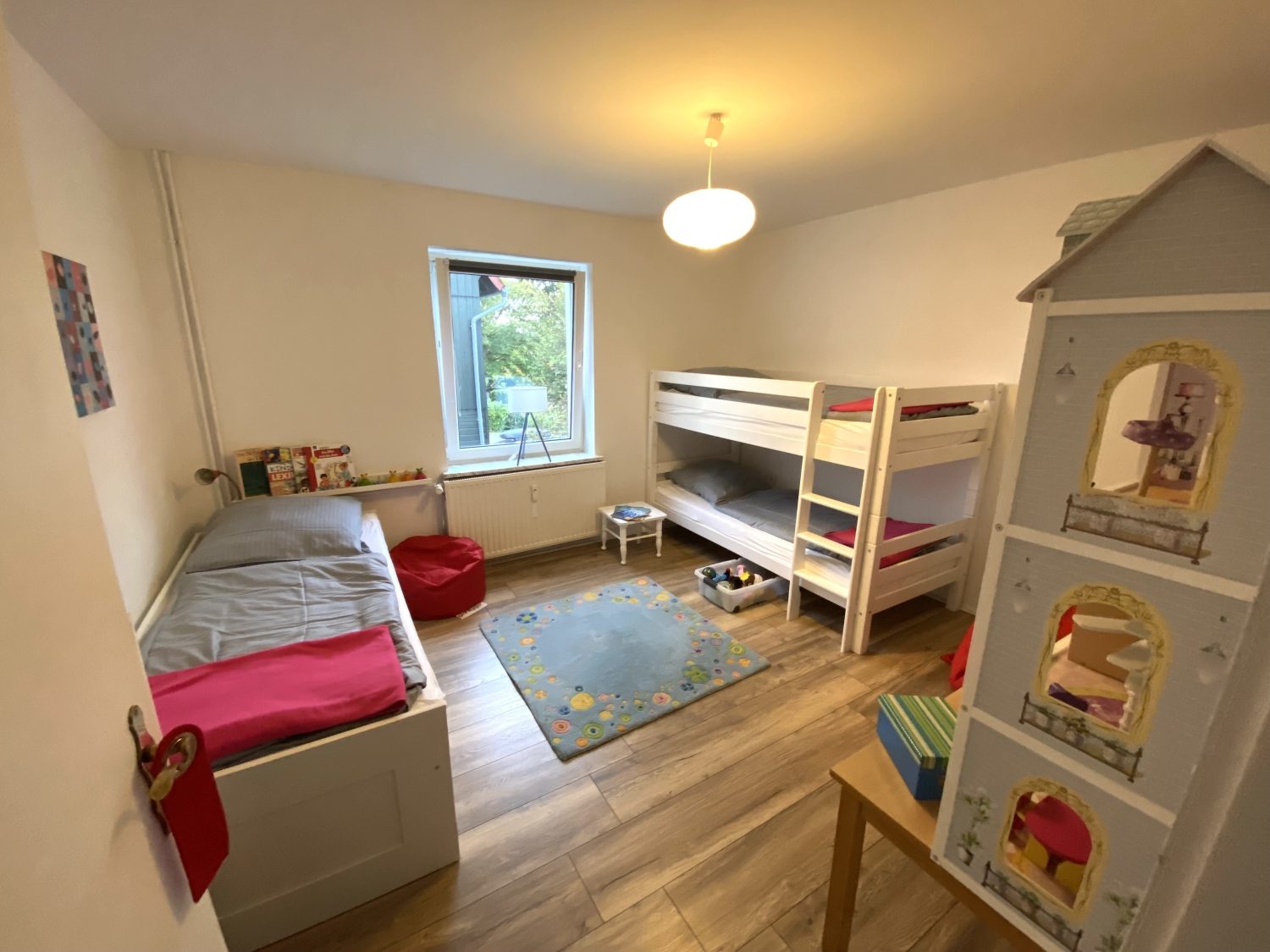 Kinderzimmer mit Hochbett und Puppenhaus