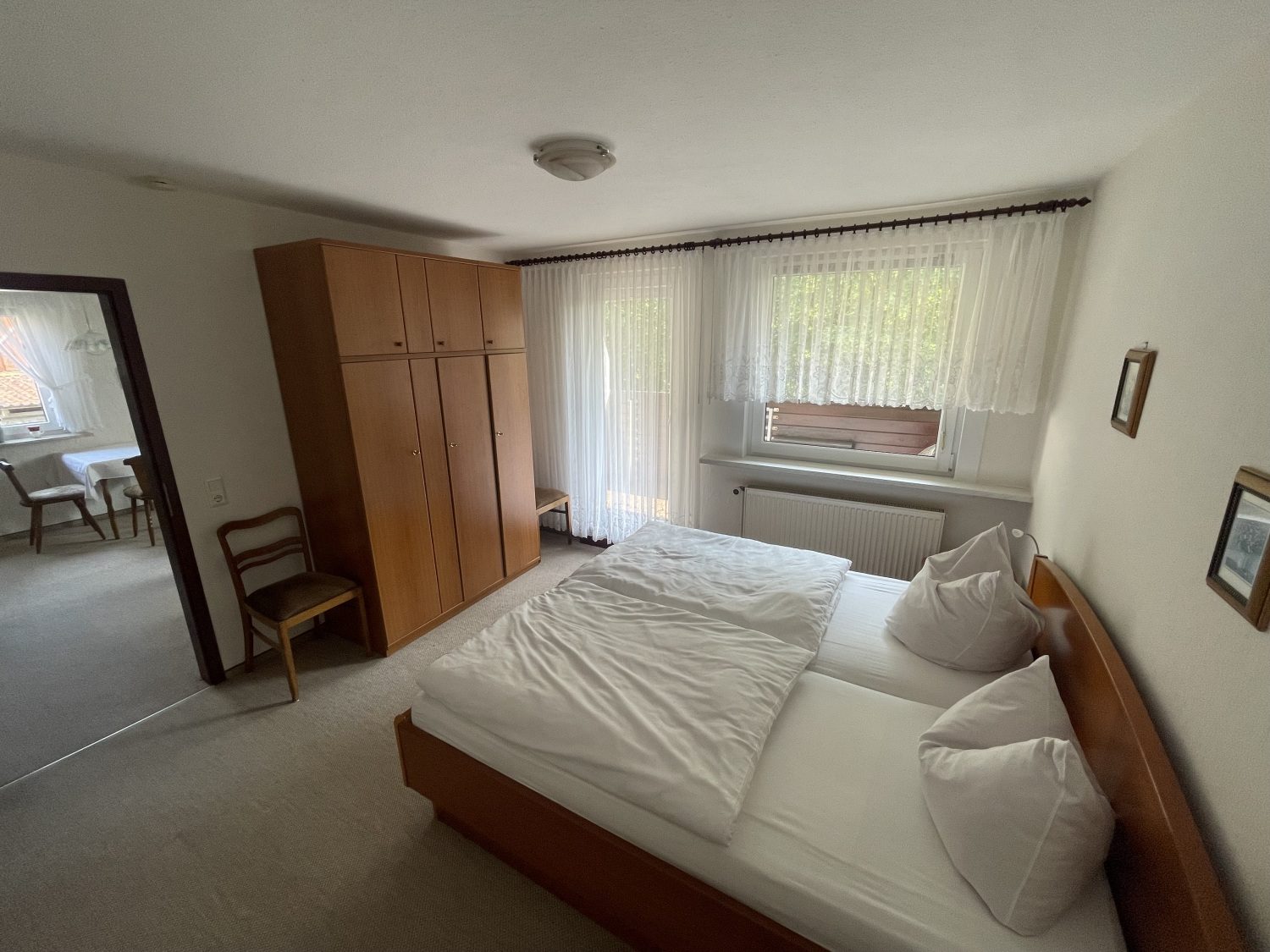 Schlafzimmer mit Doppelbett und Kleiderschrank