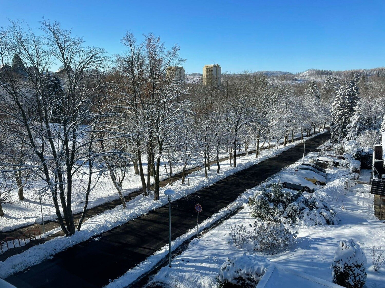 Winterblick auf Kurpark und Straße