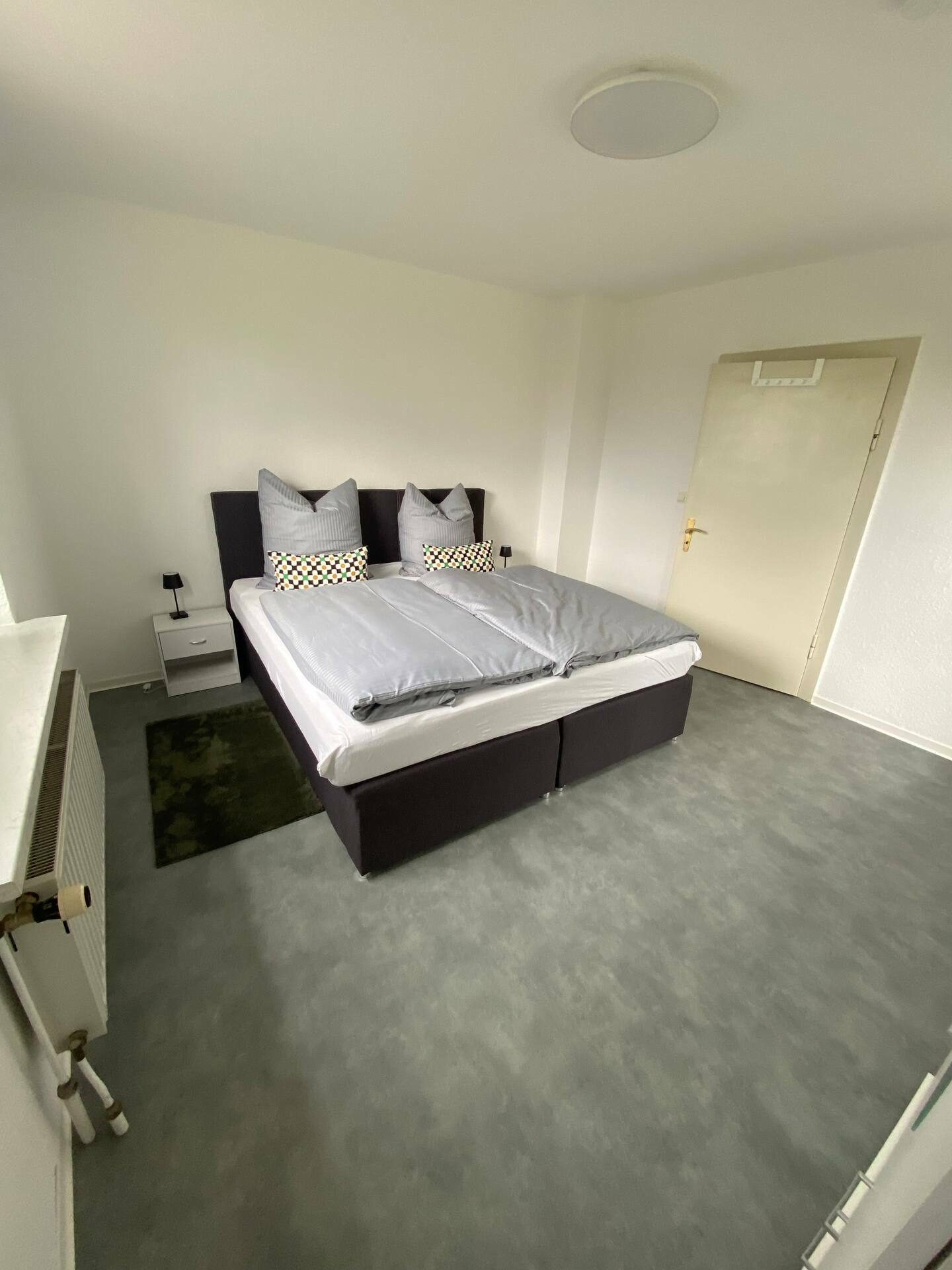 Schlafzimmer mit Doppelbett