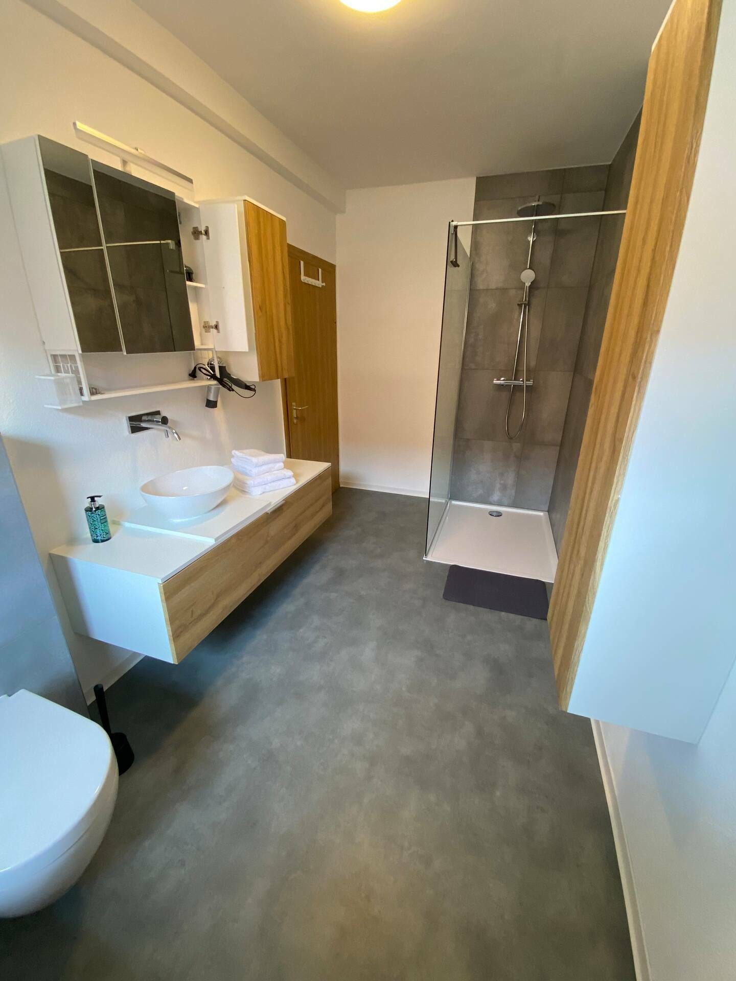 Badezimmer mit Waschtisch, WC und Dusche