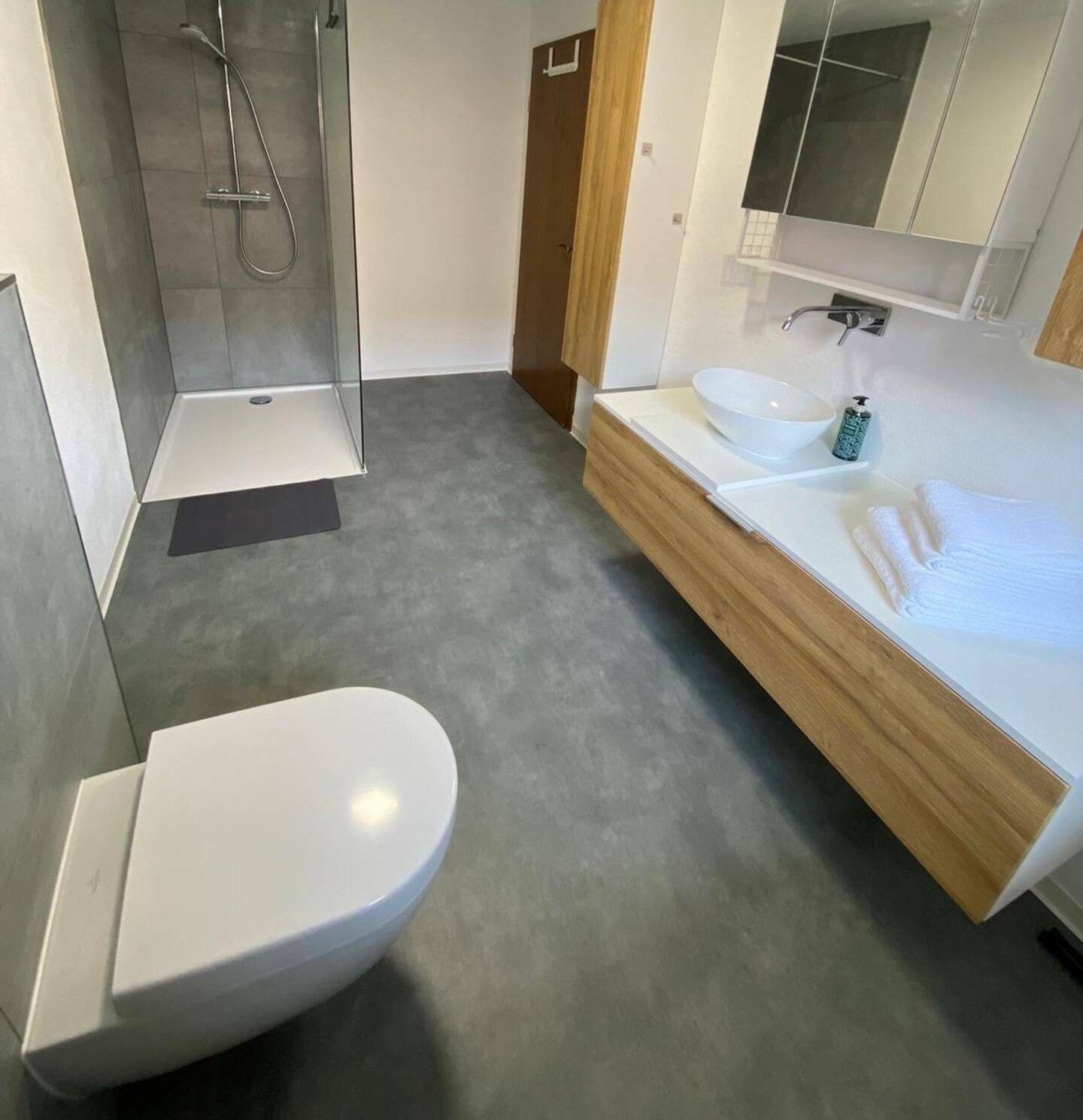 Badezimmer mit Dusche und Waschtisch