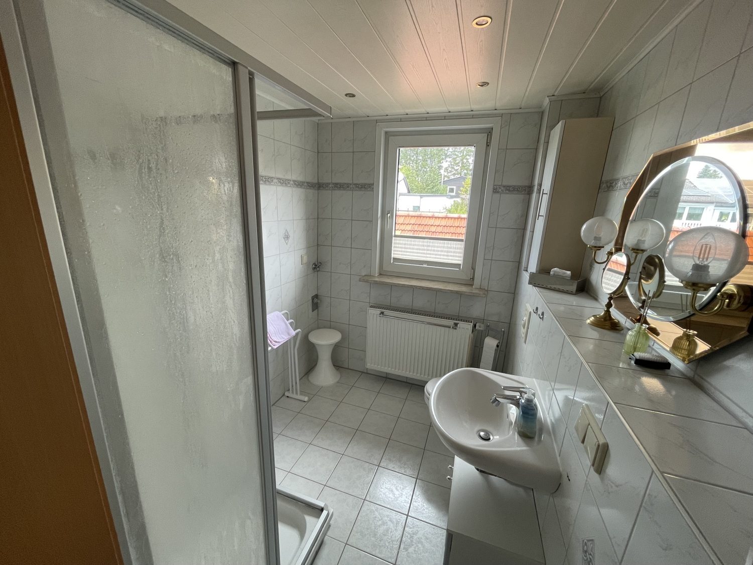 Badezimmer mit Dusche und Waschbecken
