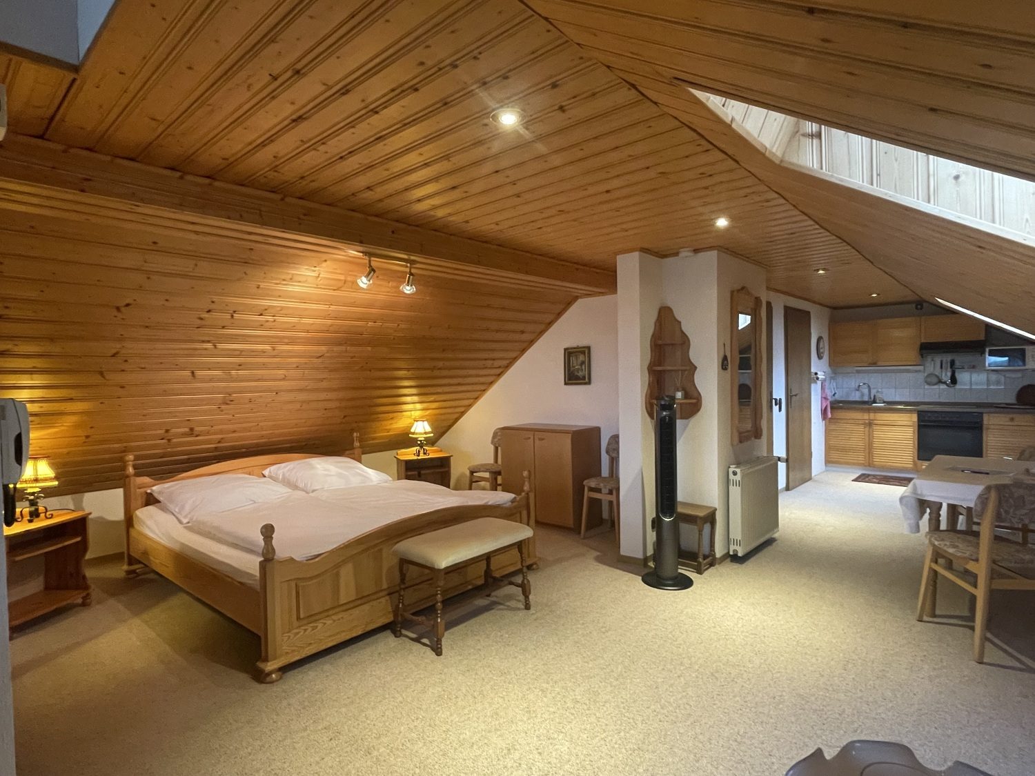 Schlafbereich mit Doppelbett im Dachgeschoss