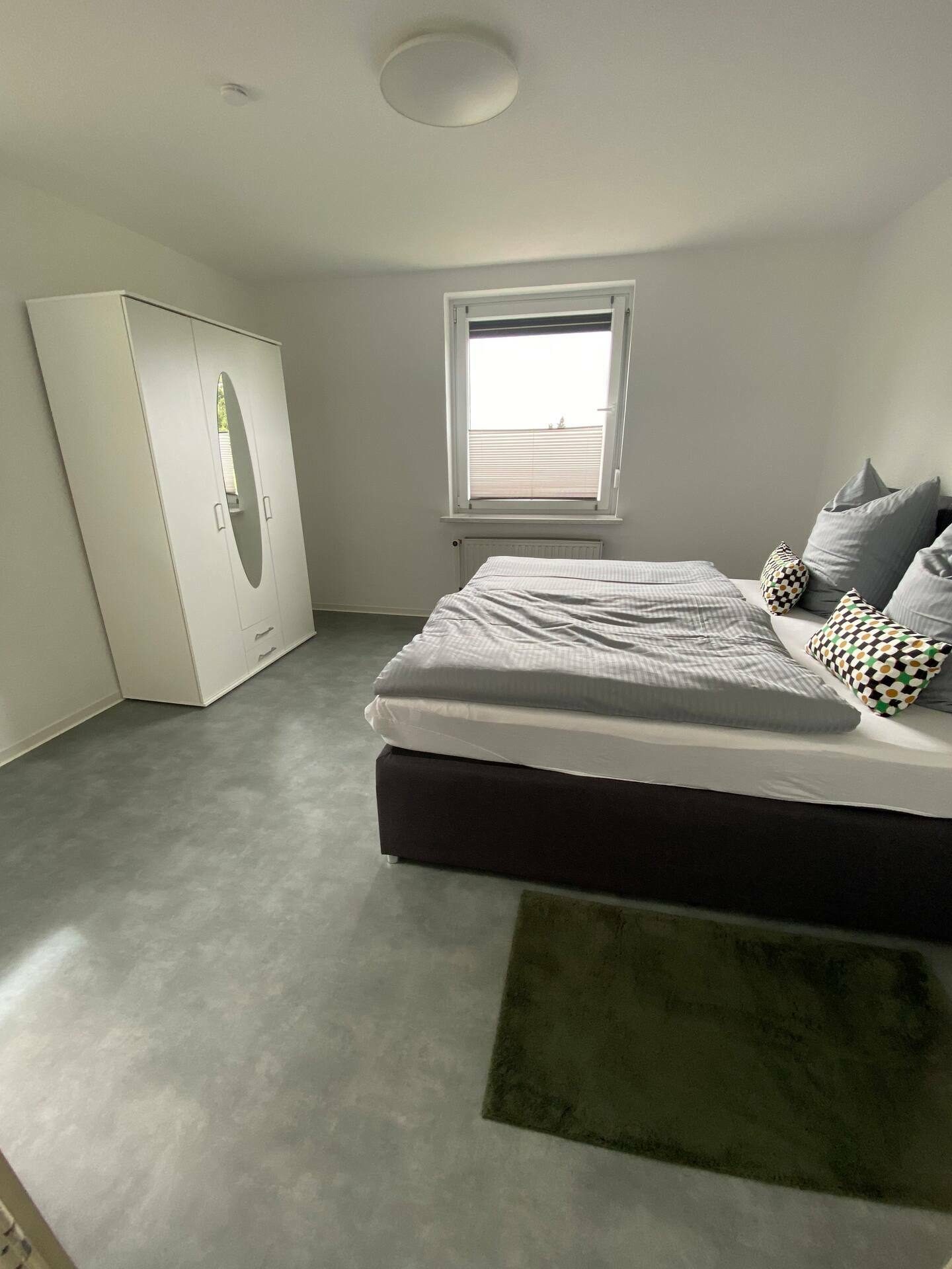 Schlafzimmer mit Doppelbett und Kleiderschrank