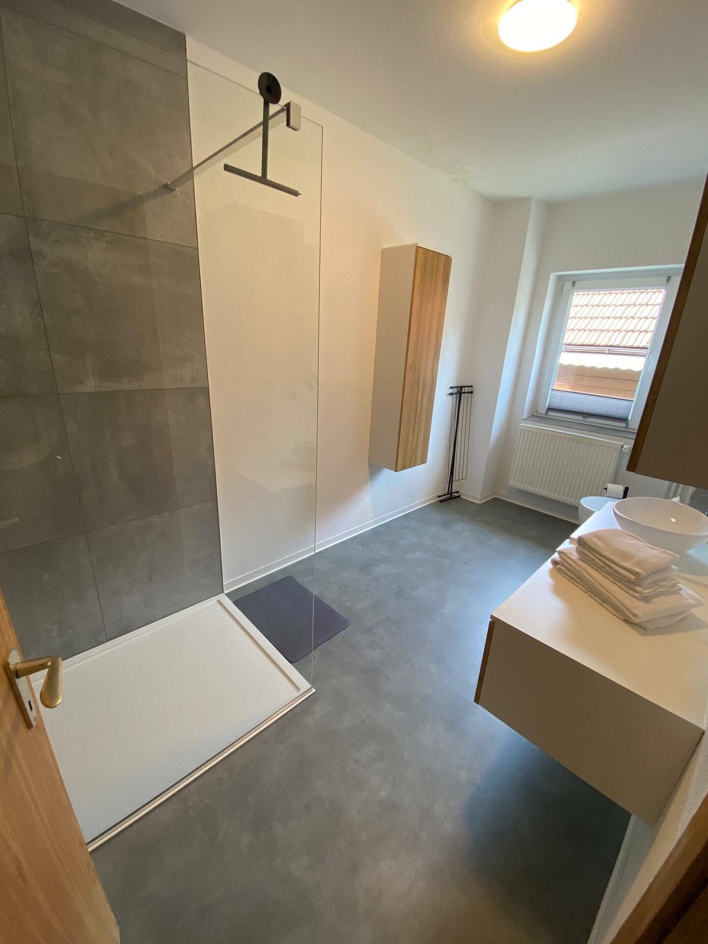 Badezimmer mit großer Glasdusche